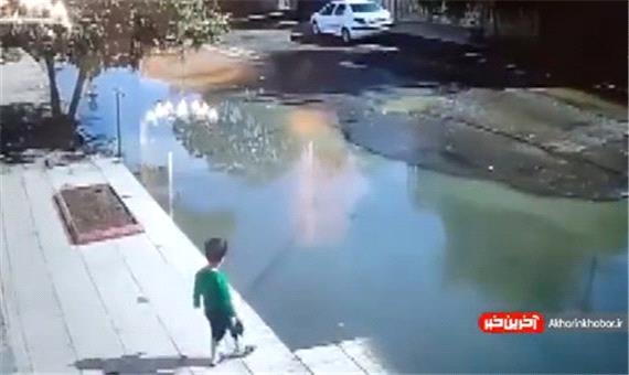 لحظه نجات کودک پارس‌آبادی از غرق شدن توسط راننده پراید
