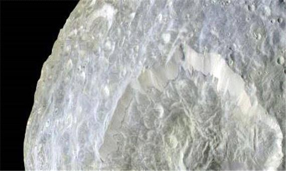 تصویر روز ناسا: دهانه عظیم هرشل بر قمر کوچک زحل