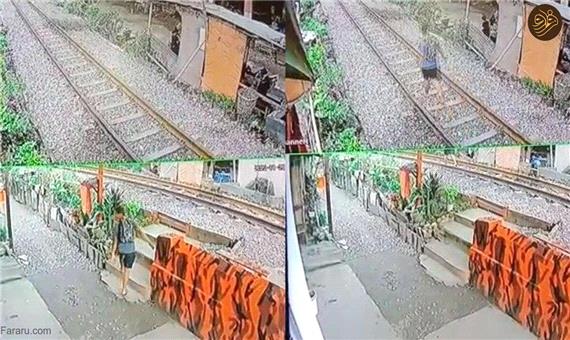 برخورد مرگبار قطار با یک دانش‌آموز در اندونزی