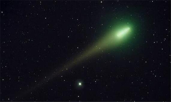 تصاویری از یک دنباله‌دار سبز خیره‌کننده در دل آسمان