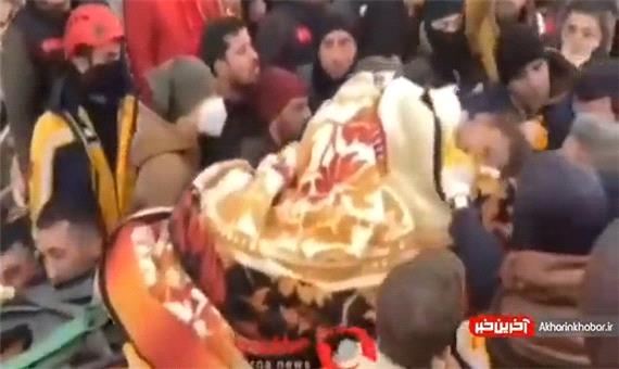 دختر 7 ساله در دیاربکر ترکیه پس از 7 ساعت از زیر آوار نجات یافت