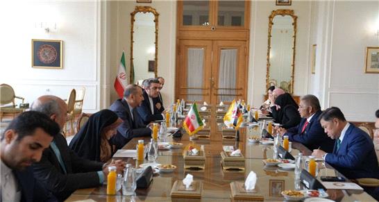 وزیران خارجه ایران و برونئئ در مورد روابط دوجانبه گفت وگو کردند