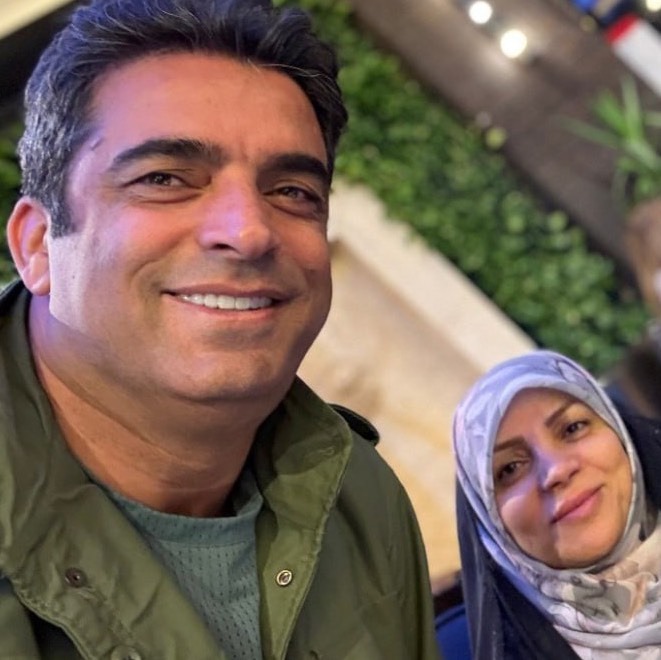 قاب تازه از منوچهر هادی در کنار مادر و خواهران محجبه‌اش