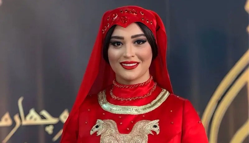 چهره ها/ لباس متفاوت و خاص همسر امید معلم در جشن حافظ