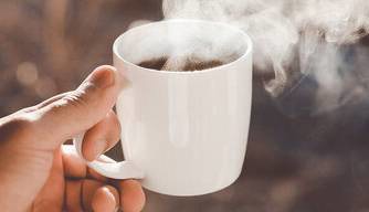 قهوه یا چای؛ کدام برای سلامت استخوان‌ها پس از یائسگی بهتر است؟