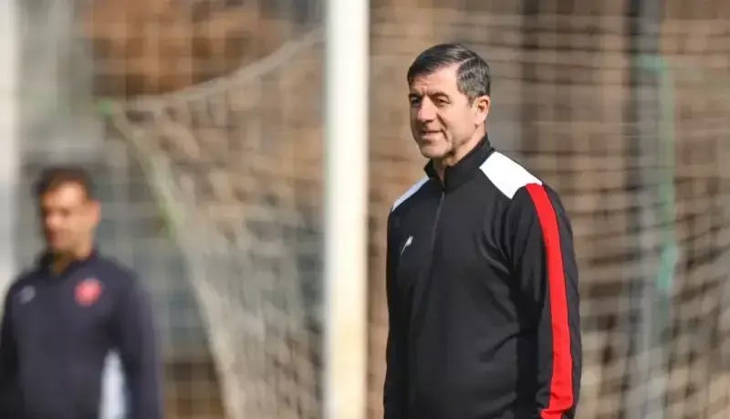 آقا کریم دور از خانه تشویق می‌شود