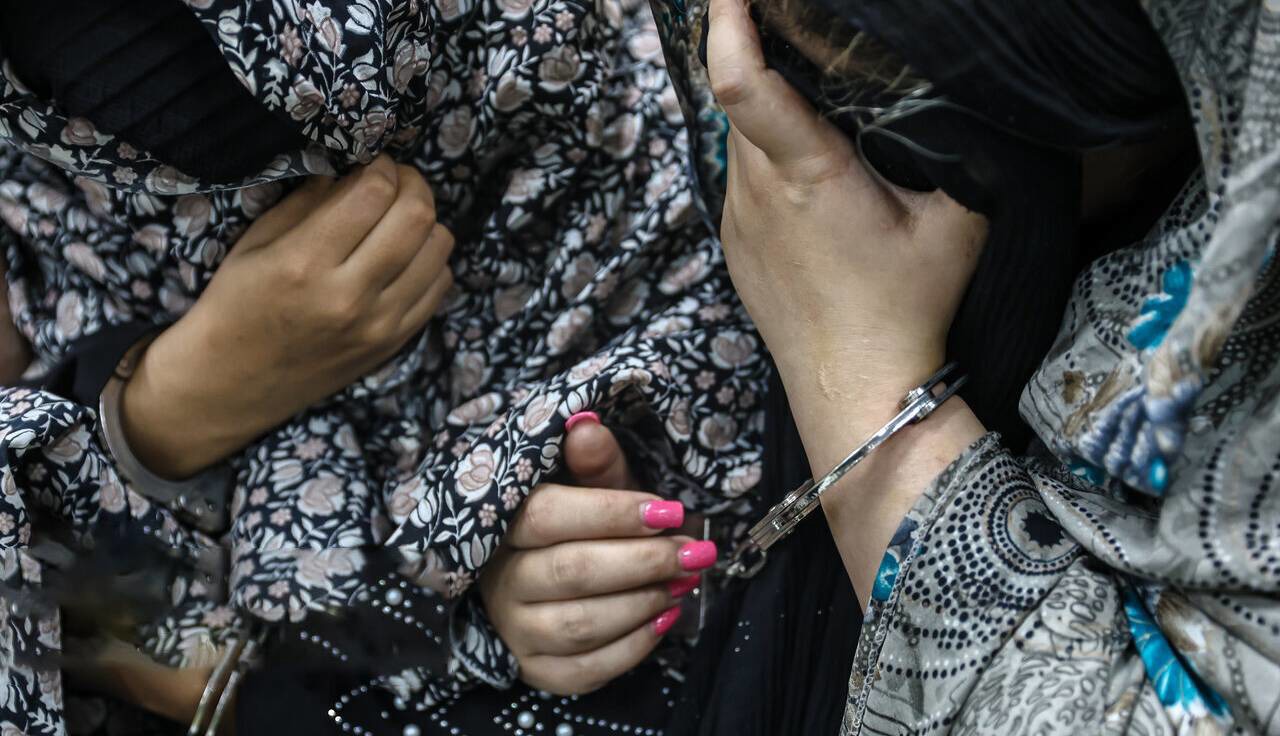 زورگیری عجیب ۳ دختر لندکروزسوار از پسرهای جوان؛ ما اصلا نیازی به پول نداریم!