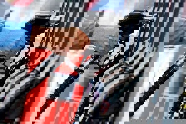 بنزین سوپر به تهران رسید؛ عرضه با استقرار خودروهای سوخت‌رسان