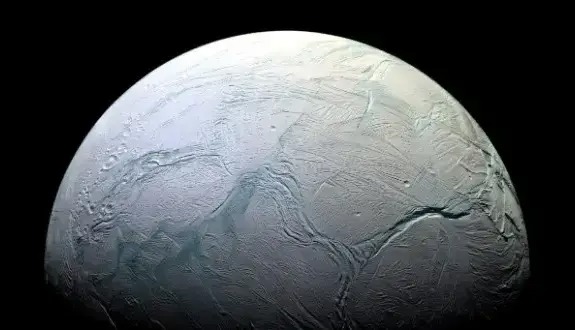 دانشمندان: انسلادوس به‌عنوان قمر یخی زحل، هدف جذابی در جستجوی حیات است