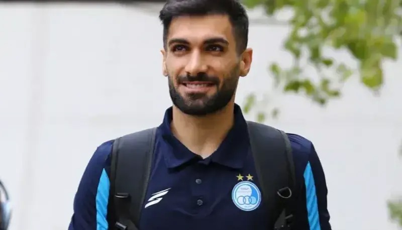 عارف با لبخند به سمت استادیوم حاشیه‌ساز