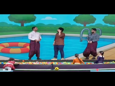 پرش ناگهانی مجری شبکه ۳ به استخر حین اجرای برنامه!