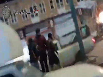 لحظات خلع سلاح پلیس توسط آشوبگران و کتک زدنش