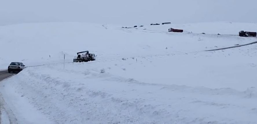 گرفتاری خودروها در گردنه مائین بلاغ تکاب