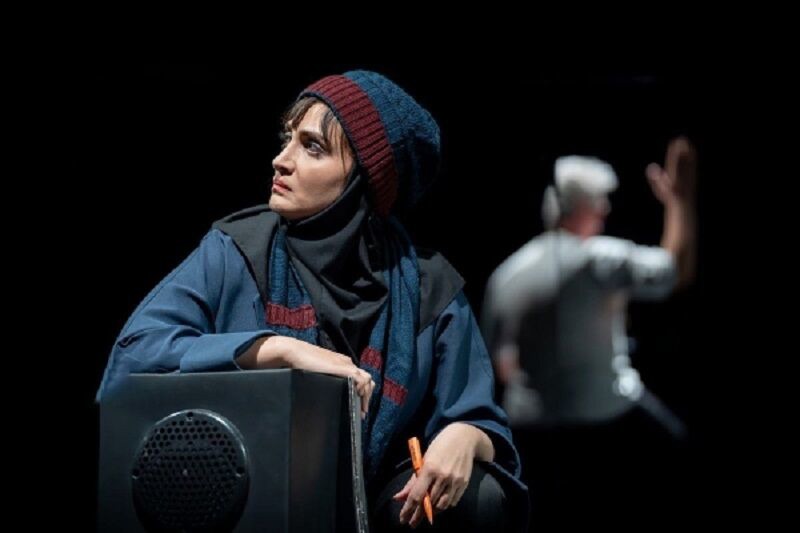 نگاهی به نمایش «خندیدن زیر مشت و لگد»؛ مُلکِ مَلِک