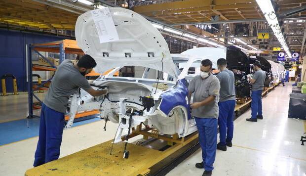 نماینده مجلس: وزیر صمت باید درباره افزایش قیمت محصولات ایران‌خودرو پاسخگو باشد