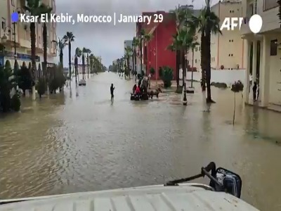 کمک به سیل‌زدگان مراکشی با کالسکه و کامیون