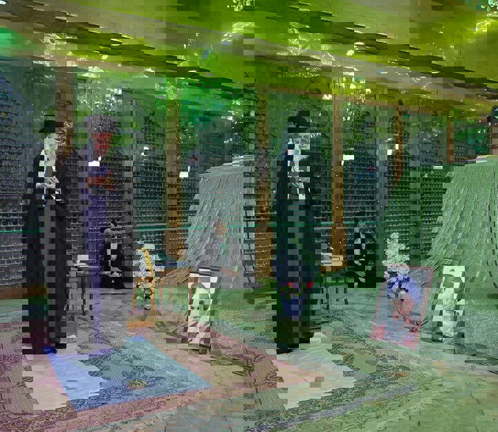 آیت‌الله رشاد: رهبر انقلاب در اوج تهدیدها و خطر به حرم امام رفتند و نماز خواندند؛ انگار نه انگار