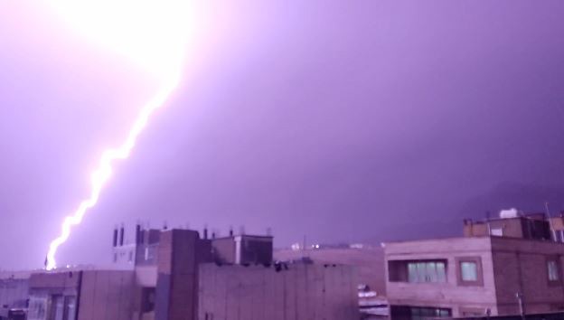 تصویر جالبی از لحظه اصابت صاعقه به زمین در ایلام