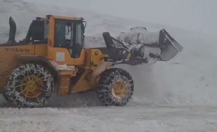 حجم برف در گردنۀ چری چهارمحال‌وبختیاری به ۴ متر رسید