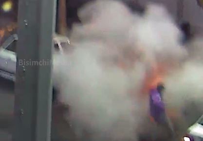 لحظه انفجار بمب دست‌ساز در دست اغتشاشگران