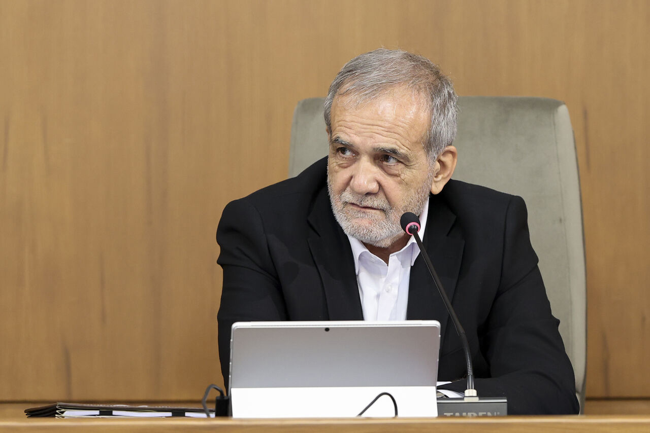 انتقاد قرارگاه خاتم الانبیا به عدم پرداخت مبالغ پروژه‌های دولت و پاسخ پزشکیان