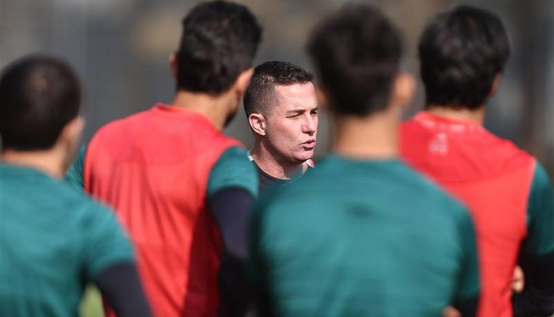 سرمربی پرسپولیس: نمی‌خواهید، بگویید تا بروم!