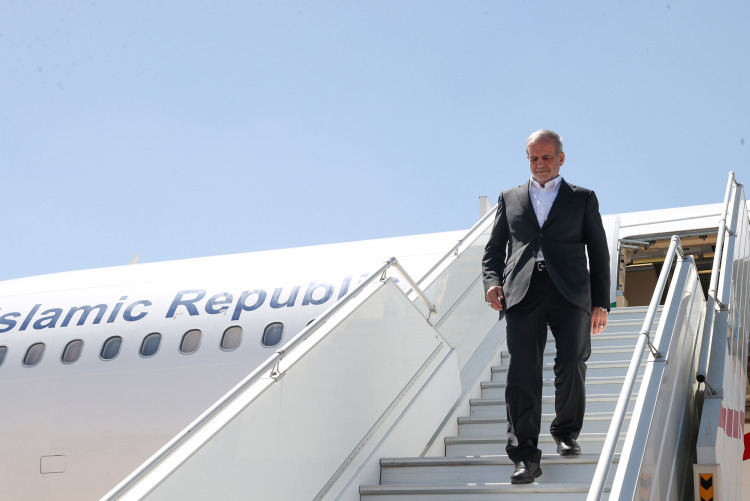 نوزدهمین سفر استانی دولت؛ پزشکیان وارد استان لرستان شد