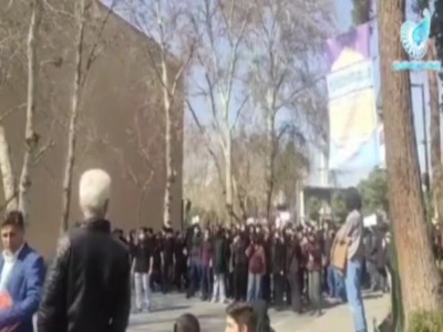 تجمع آرام ۲ گروه از دانشجویان دانشگاه تهران