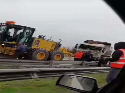 تصادف ۲ کامیون در محور کرمانشاه - اسلام‌آباد غرب