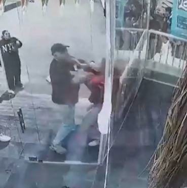 نوجوانی که جلوی آتش‌زدن مسجد را گرفت