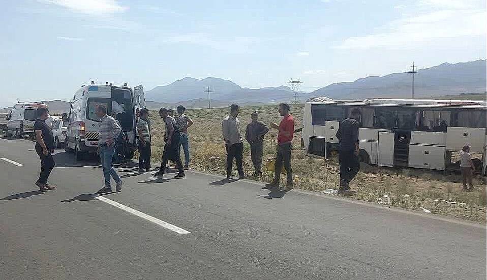 تصادف اتوبوس و کوییک در مسیر تهران - مشهد