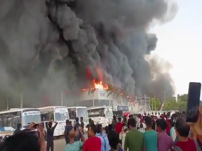 یک کارخانه هندی در آتش سوخت