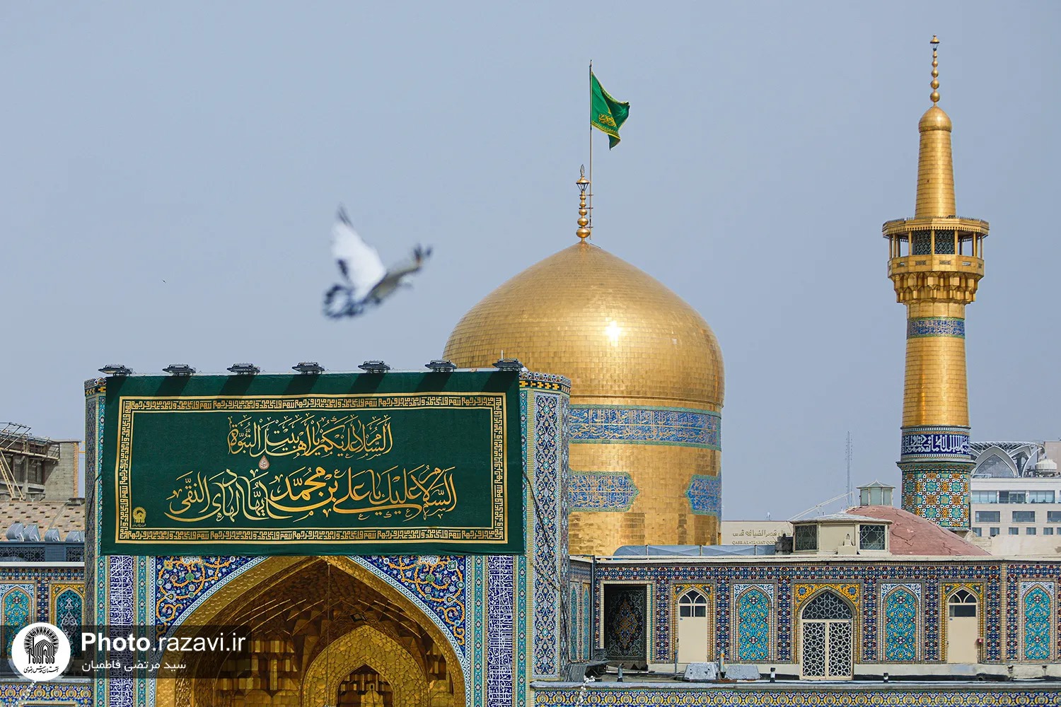 نصب کتیبه‌های ولادت امام هادی(ع) در حرم مطهر رضوی