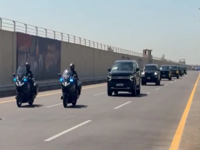 ادای احترام عراقچى در محل شهادت شهید قاسم سلیمانى و ابومهدی المهندس در فرودگاه بغداد