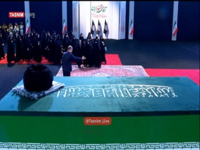 ادای احترام هیئتی از بانوان طلاب از اقصی نقاط دنیا به پیکر مطهر امام شهید