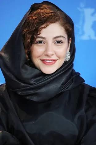 تصاویر متفاوت مهتاب ثروتی در حال صخره‌نوردی