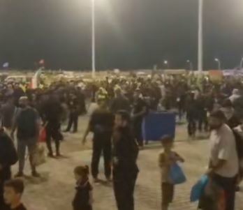 حضور زائران ایرانی در مرز شلمچه ساعاتی پیش از حمله به اطراف این مرز