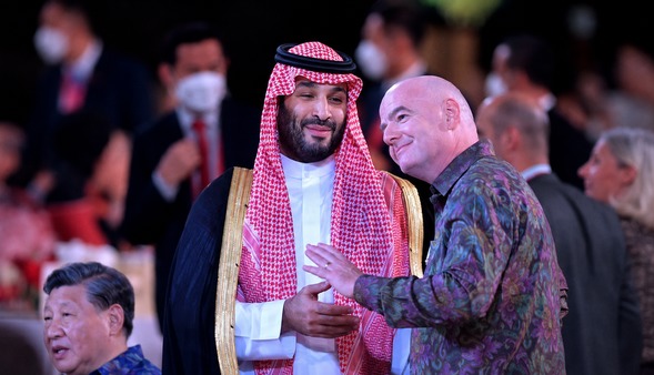عربستان خلاف جریان آب شنا کرد