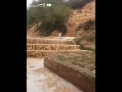 جاری‌ شدن سیلاب در آبشار سوری شهر مجن استان سمنان