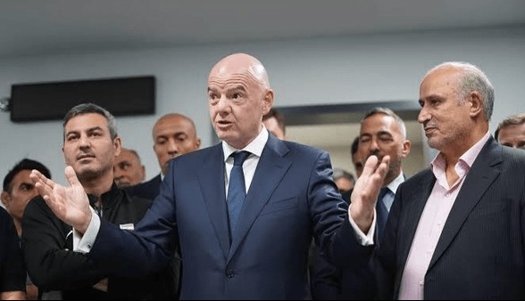 رئیس فیفا چرخشی می‌شود