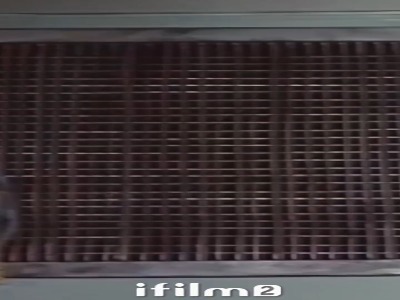 سکانسی از بازی زنده یاد اکبر عبدی در فیلم «مدرسه پیرمردها»