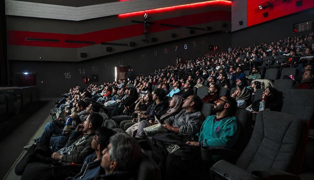 ۴۰۰ هزار مخاطب و ۵۶ میلیارد تومان فروش سینما در هفته‌ای که گذشت/ زنده‌شور در صدر جدول