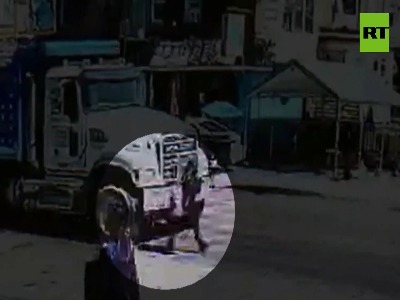 کامیون یک دختربچه را هنگام بازی با موبایل زیر گرفت