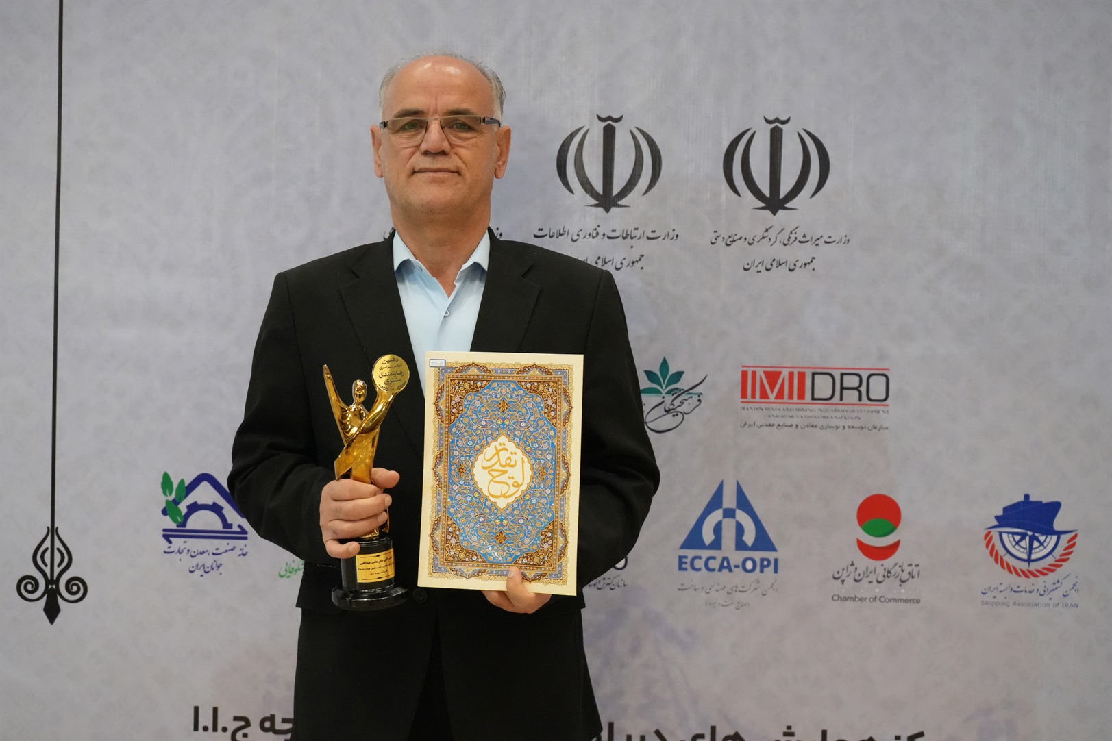 در دهمین اجلاس سراسری رضایتمندی مشتری، تندیس زرین اعتماد مشتری به بیمه دی رسید
