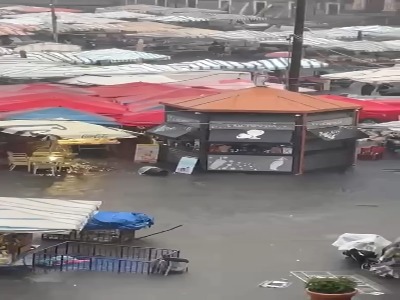 باران شدید خیابان‌های ایتالیا را به رودخانه تبدیل کرد