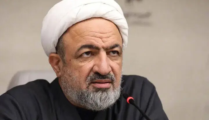 امتناع رسایی از حکم قاضی برای عذرخواهی از مجلس و محکومیت به ۱۰ ماه حبس