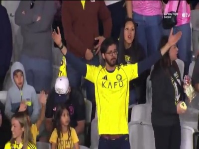 هوادار رونالدو با پیراهن النصر در بازی تیم مسی!