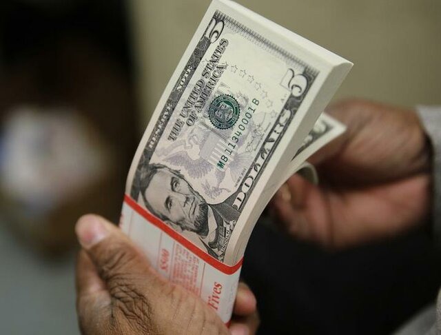 نماینده مجلس: همتی الان باید بابت وضعیت جهش دلار جواب دهد