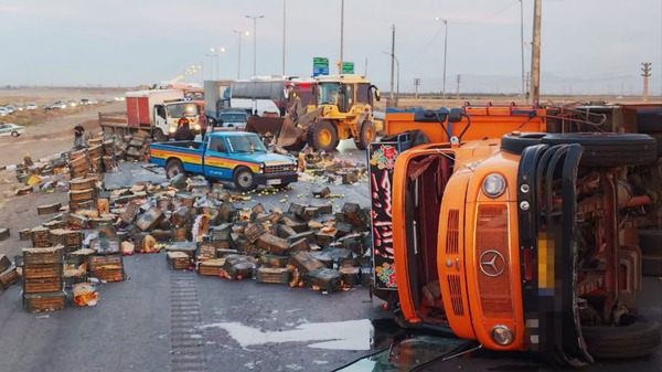 ۴ خودرو به هم کوبیدند؛ کامیون سیب واژگون شد