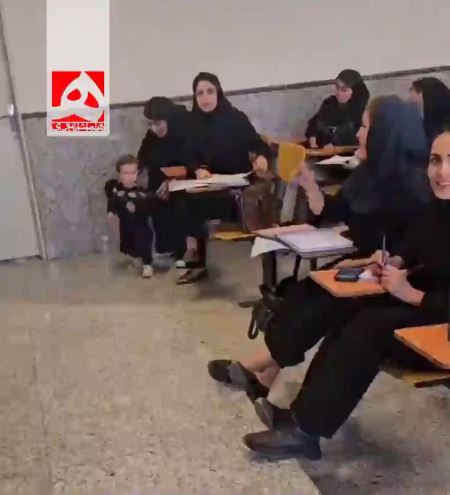 ویدیویی پربازدید از مادری که همراه فرزند خردسالش به کلاس آمده بود
